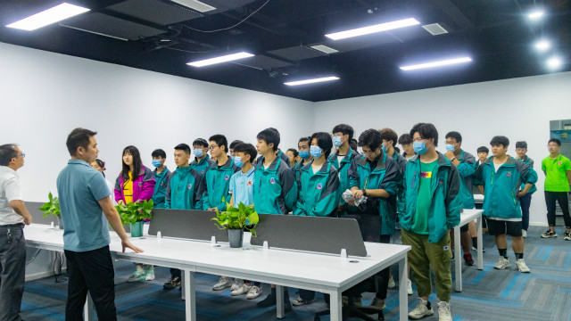 就業(yè)如此困難，他們?yōu)槭裁床粨?dān)心？