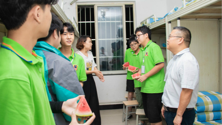 【九月開學季】院領導走訪宿舍慰問新生