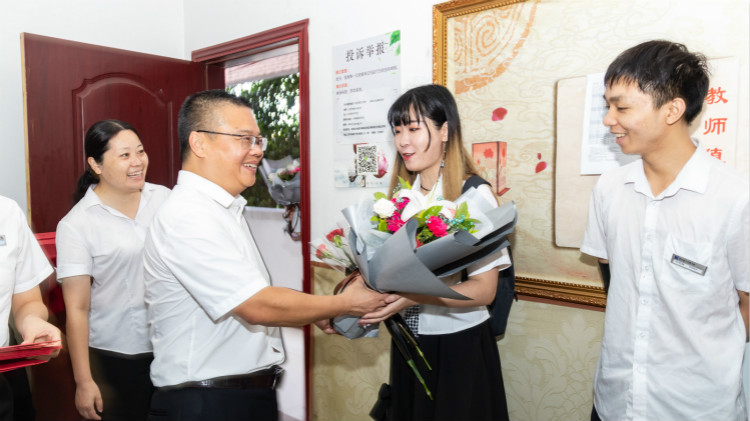 教師節(jié)校領(lǐng)導(dǎo)慰問各部門老師