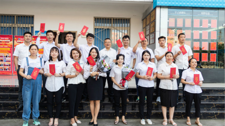 教師節(jié)校領(lǐng)導(dǎo)慰問各部門老師