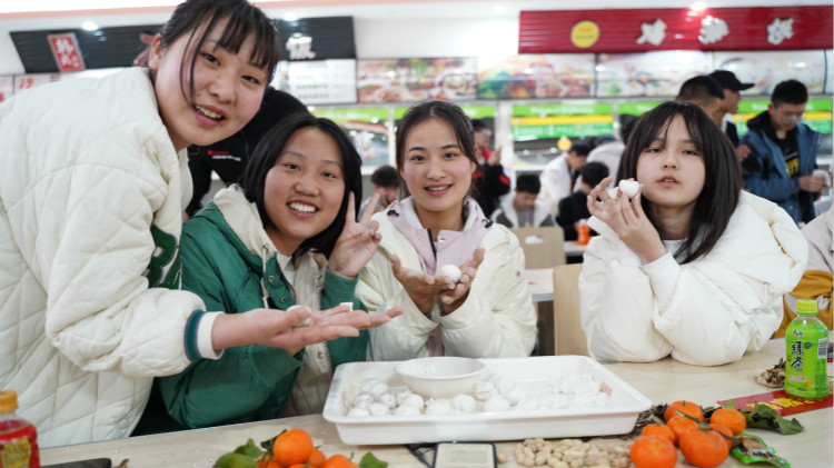 師生鬧元宵，四川新華陪你一起過大年！