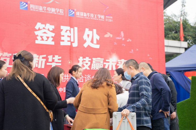 四川新華電腦學院雙選會現場，人才爭奪戰正式打響！