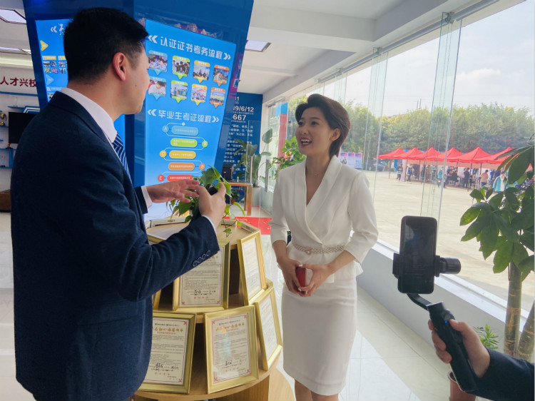 四川新華電腦學院雙選會現場，人才爭奪戰正式打響！