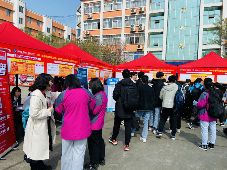 四川新華電腦學院雙選會現場，人才爭奪戰正式打響！