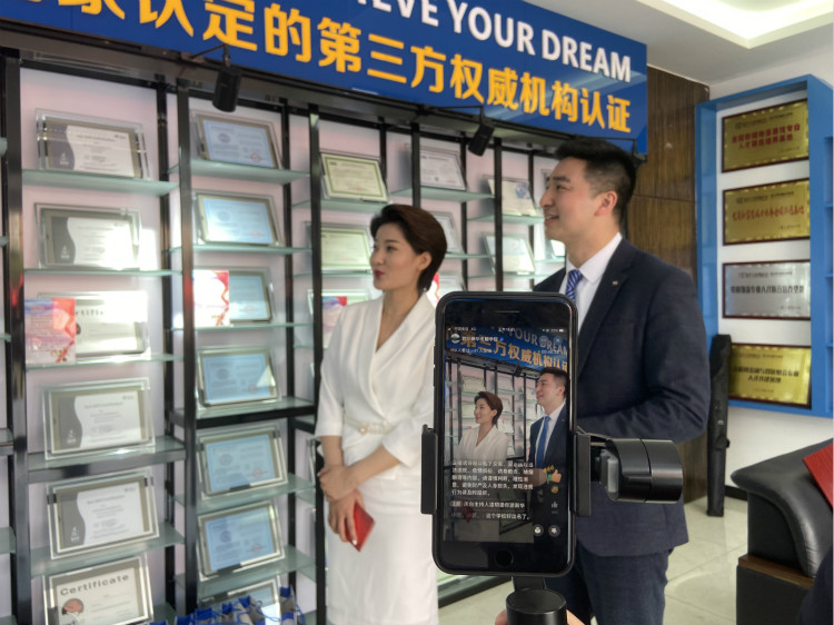 四川新華電腦學院雙選會現場，人才爭奪戰正式打響！