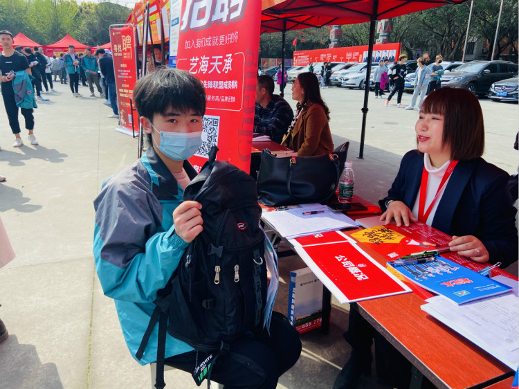 四川新華電腦學院雙選會現場，人才爭奪戰正式打響！