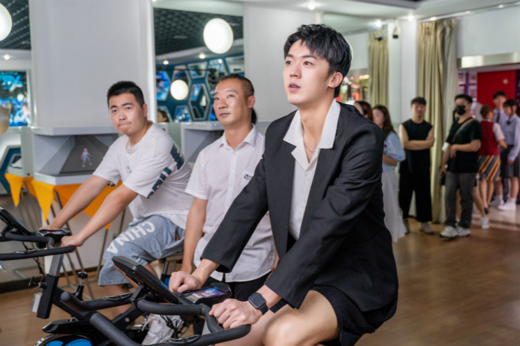 明星帶路|盧東旭探秘校園黑科技，直擊新華硬實力！