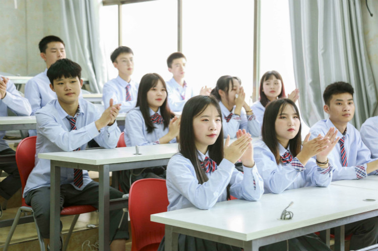 明星@擇校選專業(yè)的你，上職校我們共同推薦新華！