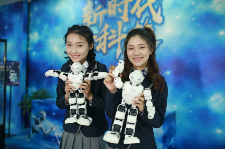 明星@擇校選專業(yè)的你，上職校我們共同推薦新華！