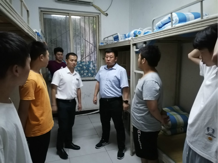 傳遞溫情|四川新華院領導走訪宿舍慰問學生