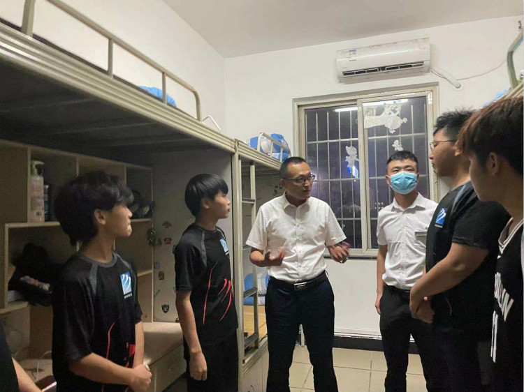 傳遞溫情|四川新華院領導走訪宿舍慰問學生