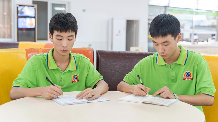 雙胞胎兄弟攜手走進四川新華，開啟圓夢之旅！