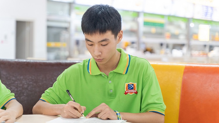 雙胞胎兄弟攜手走進四川新華，開啟圓夢之旅！