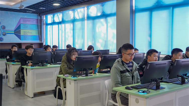 新學期 新氣象2022新華第一次升旗儀式隆重舉行！