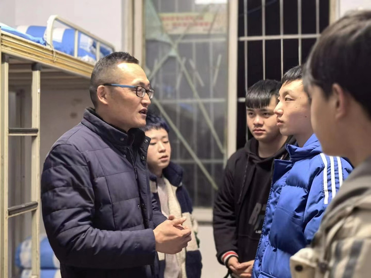 心系新生 關心慰問|校領導走訪慰問2022級新生