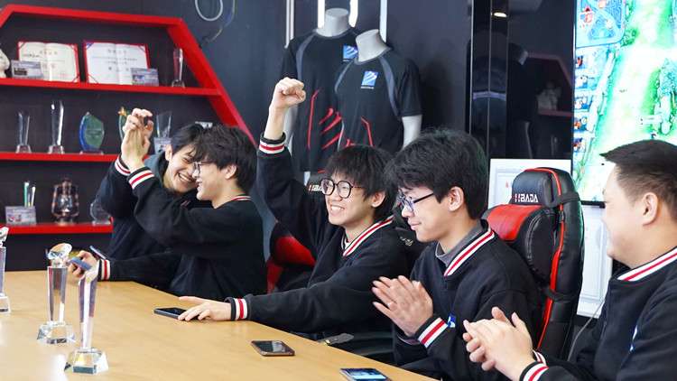 RNG三比二奪冠！電子競技行業崛起