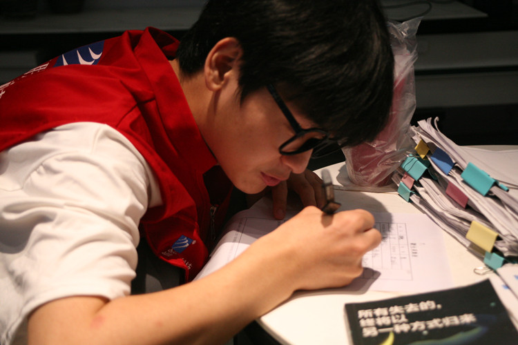 新華學(xué)子|勇攀高峰，研精覃思