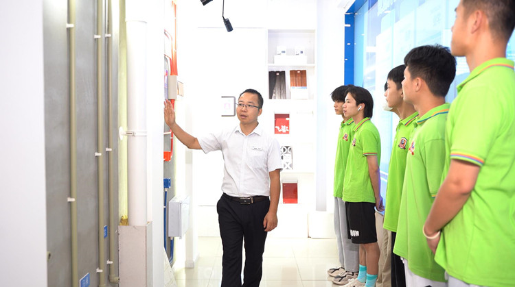 鶴發(fā)銀絲印日月，丹心熱血沃新花