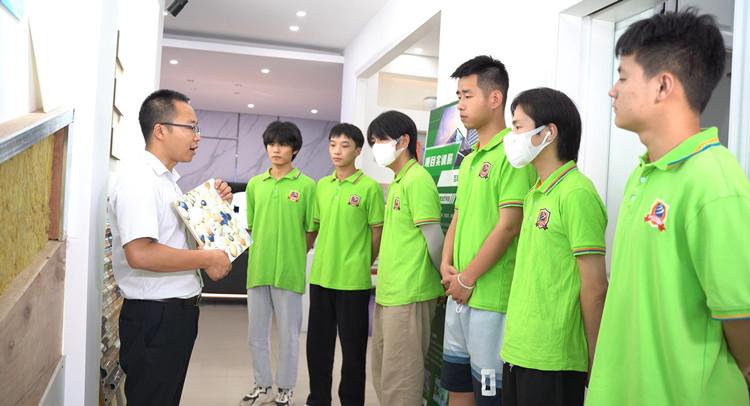 鶴發(fā)銀絲印日月，丹心熱血沃新花