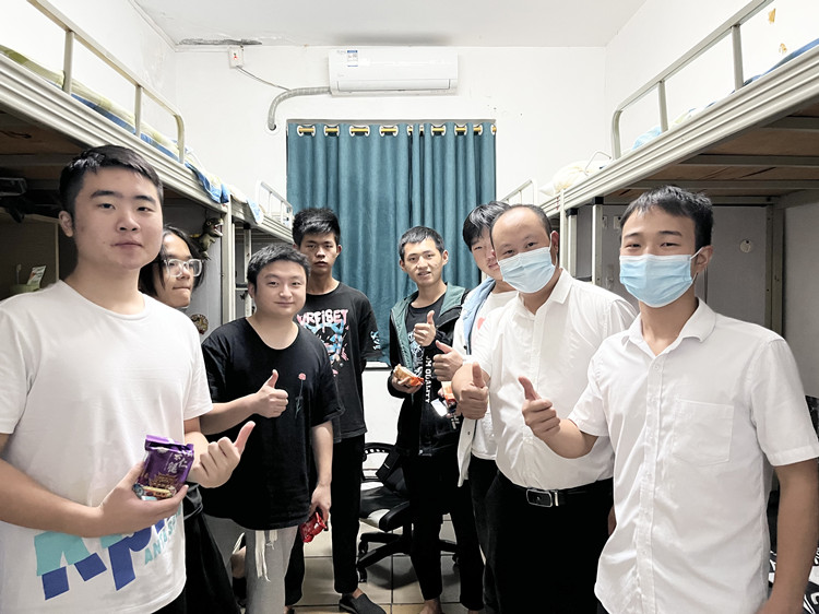 雙節(jié)同慶，情滿(mǎn)校園