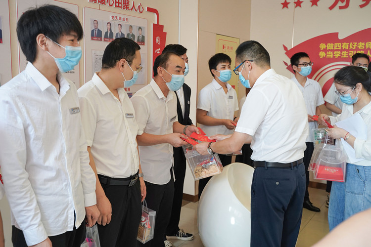 雙節(jié)同慶，情滿(mǎn)校園