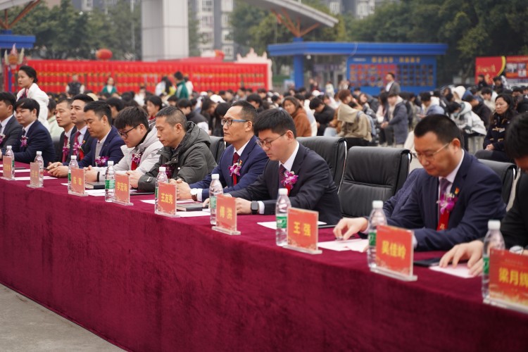 青春心向黨！與新華新生團(tuán)員一起見證這場(chǎng)授牌、揭牌儀式