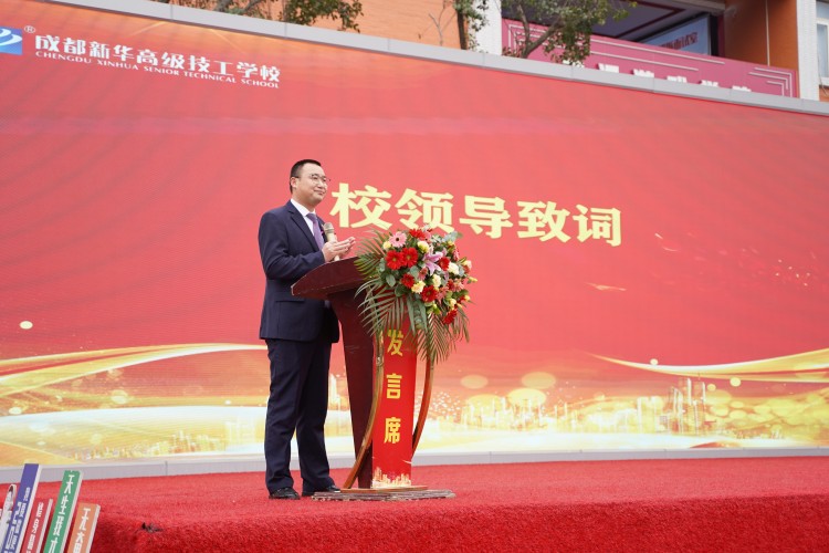 青春心向黨！與新華新生團(tuán)員一起見證這場(chǎng)授牌、揭牌儀式