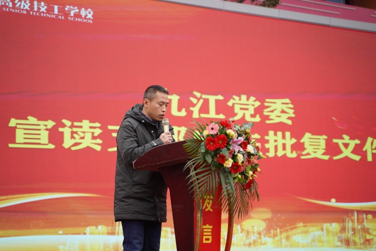 青春心向黨！與新華新生團(tuán)員一起見證這場(chǎng)授牌、揭牌儀式