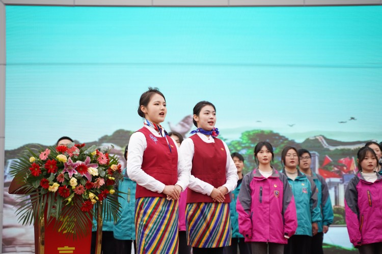 青春心向黨！與新華新生團(tuán)員一起見證這場(chǎng)授牌、揭牌儀式