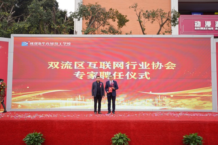 青春心向黨！與新華新生團(tuán)員一起見證這場(chǎng)授牌、揭牌儀式