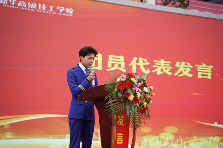 青春心向黨！與新華新生團(tuán)員一起見證這場(chǎng)授牌、揭牌儀式