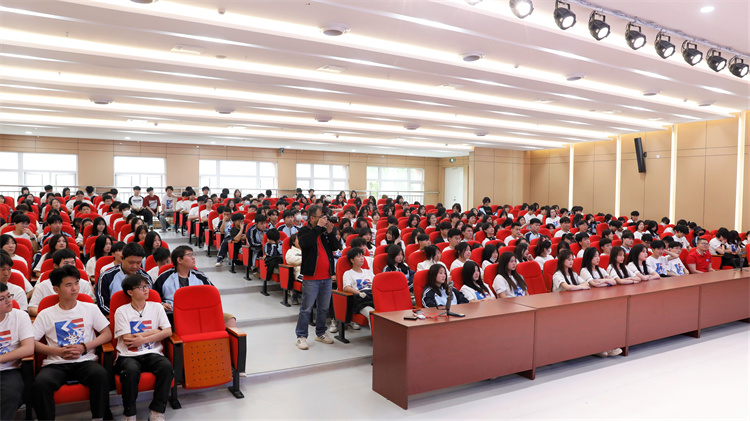 全網(wǎng)超千萬粉絲博主敬漢卿現(xiàn)身新華電腦教育2023年新專業(yè)發(fā)布會主題活動