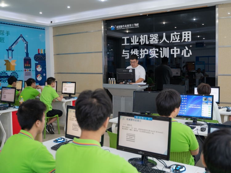 成都新華工業機器人暑期夏令營,開營！