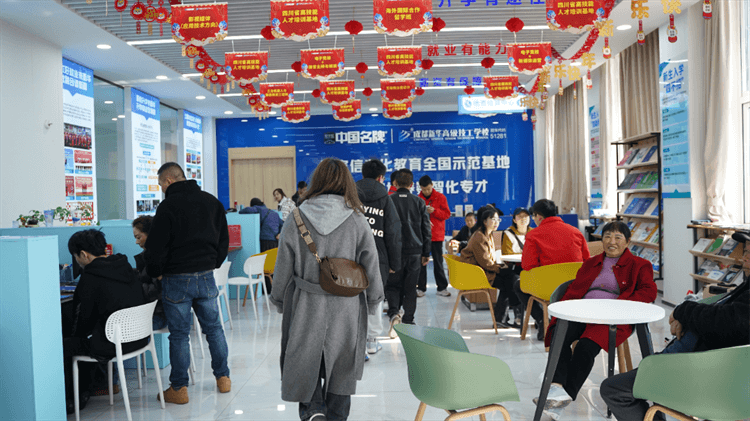 堅(jiān)持熱愛(ài)，一往無(wú)前|來(lái)看她為什么選擇成都新華？