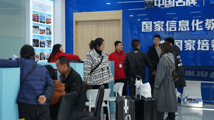 堅(jiān)持熱愛(ài)，一往無(wú)前|來(lái)看她為什么選擇成都新華？