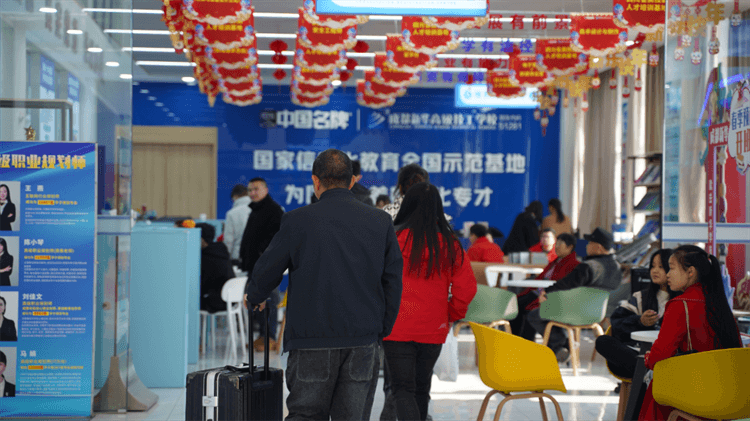 堅(jiān)持熱愛(ài)，一往無(wú)前|來(lái)看她為什么選擇成都新華？