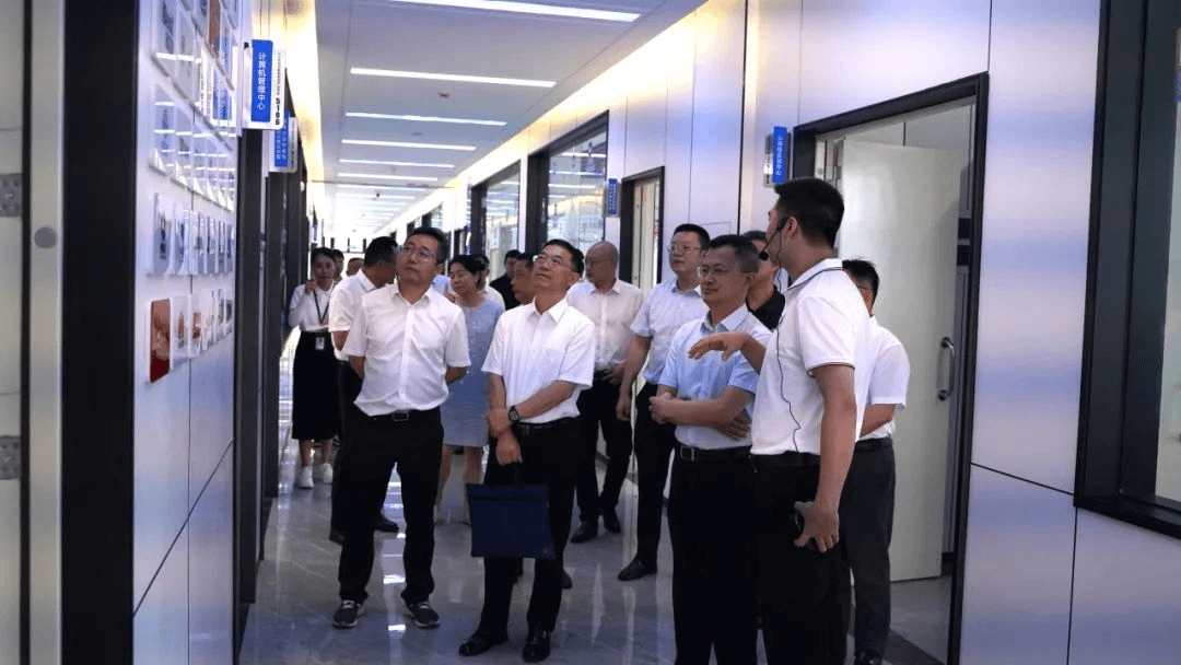 人社廳領導一行蒞臨成都新華考察調研