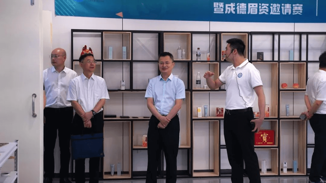 人社廳領導一行蒞臨成都新華考察調研