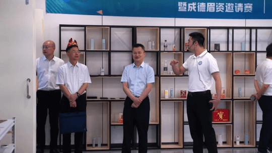 <b>人社廳領導一行蒞臨成都新華考察調研</b>