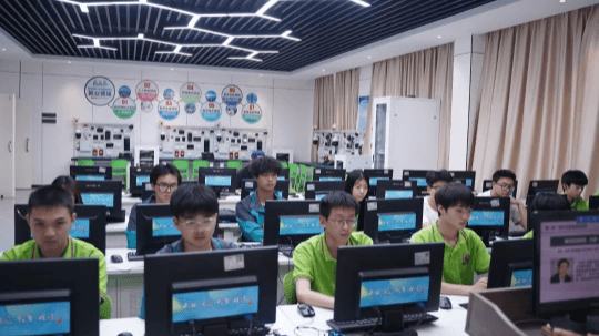 <b>初入新華的他們，在學校學習生活怎么樣？</b>