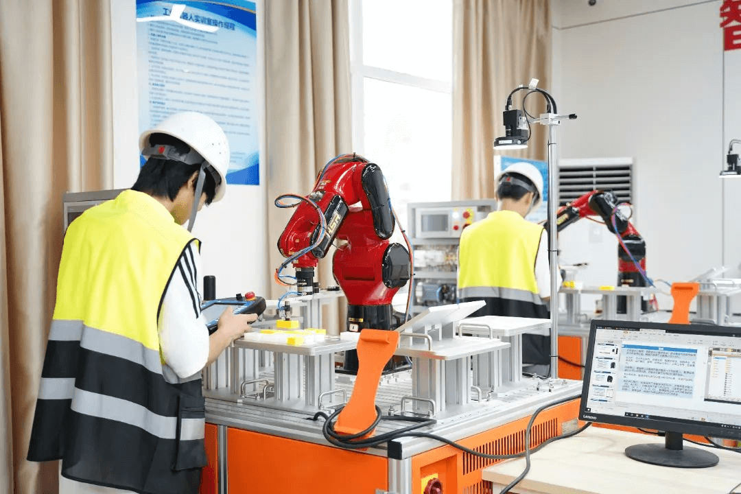 在成都新華，同學(xué)們是怎么上課的？