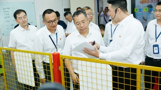 <b>普布頓珠在成都調研時強調大力發(fā)展技工教育</b>