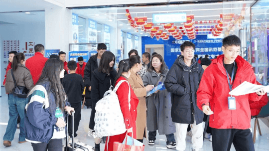 <b>春季首批新生報到日|直擊成都新華報名現場,火爆</b>