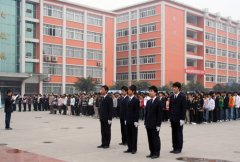 
								為玉樹遇難同胞舉行降旗默哀儀式-四川新華
							