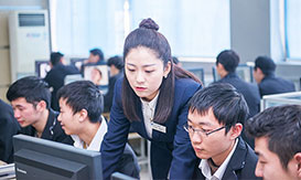 軟件開發(fā)實訓中心認真上課的學生