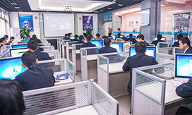 軟件實訓室上課的學生一角