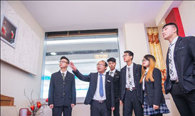 老師現(xiàn)場指導同學